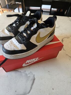 Nike Boys Size 7 Court Shoes